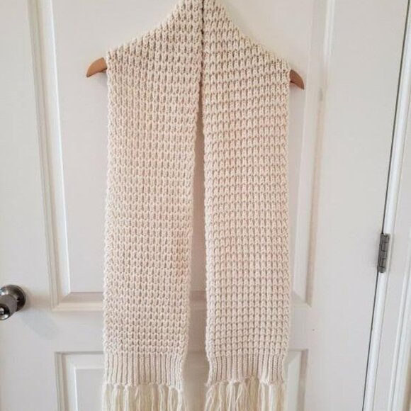 Banana Republic Knit Scarf - Picture 2 of 8